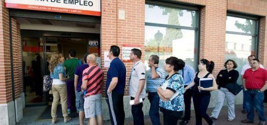 Desempleados haciendo cola