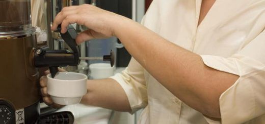 Camarero preparando un café