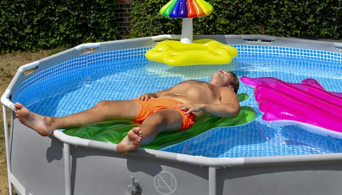 hombre en la piscina