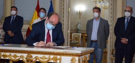 Ministro Iceta firmando acuerdo Plan de Choque