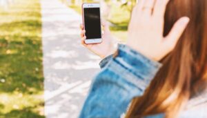 Mujer haciendose un selfi con el móvil