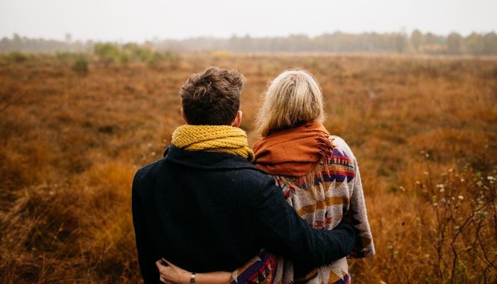 Pareja abrazada en el campo