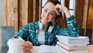 Mujer joven estudiante
