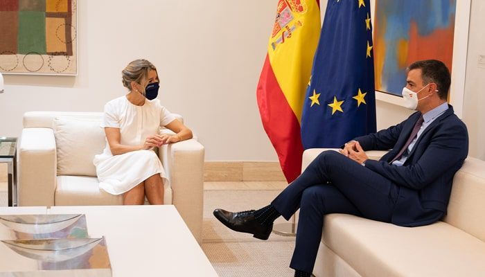 El presidente del Gobierno, Pedro Sánchez, y la vicepresidenta segunda y ministra de Trabajo y Economía Social, Yolanda Díaz,