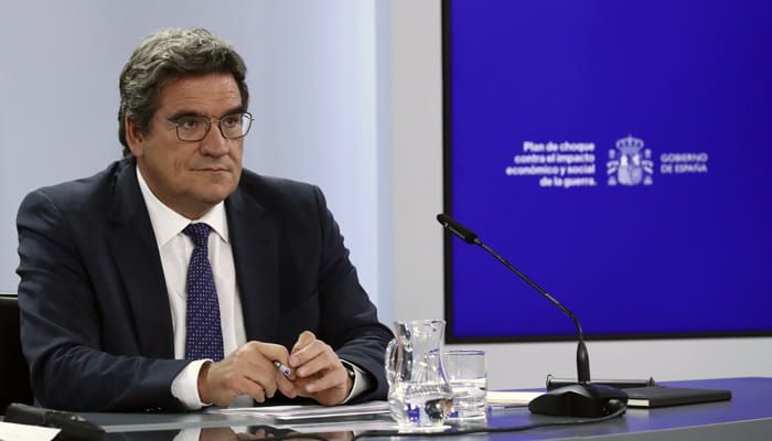 jose luis escriva en la rueda de prensa consejo ministros reforma ley extranjeria