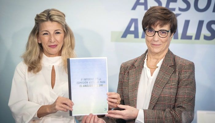 La vicepresidenta segunda y ministra de Trabajo y Economía Social, Yolanda Díaz, y la coordinadora de la comisión, Inmaculada Cebrián