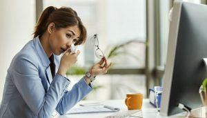 La empresa debe pagar las gafas graduadas de sus trabajadores