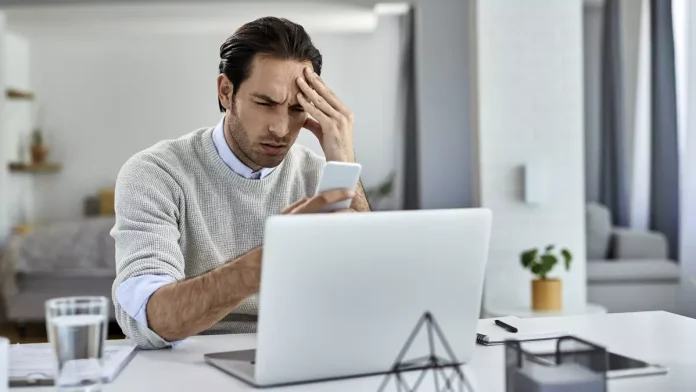 trabajador a distancia comprobando si tiene internet