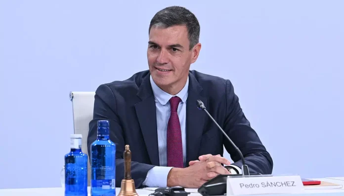 Pedro Sánchez, durante su intervención en la sesión plenaria de apertura de la reunión de la Comunidad Política Europea