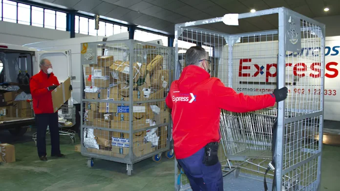 Trabajadores de Correos Express en el almacén