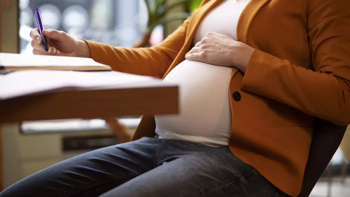 Baja riesgo embarazado mujer trabajadora