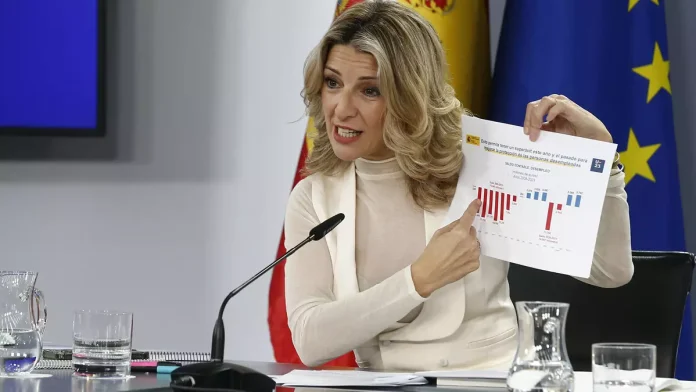 Ministra de Trabajo, Yolanda Díaz, en la rueda de presna tras el Consejo de MInistras tras la aprobación de la reforma del subsidio por desempleo