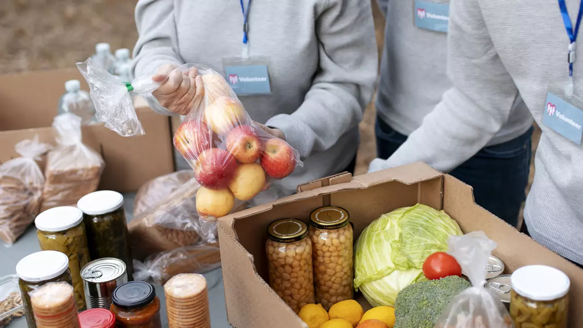 voluntarios repartiendo comida a personas en riesgo de exclusion
