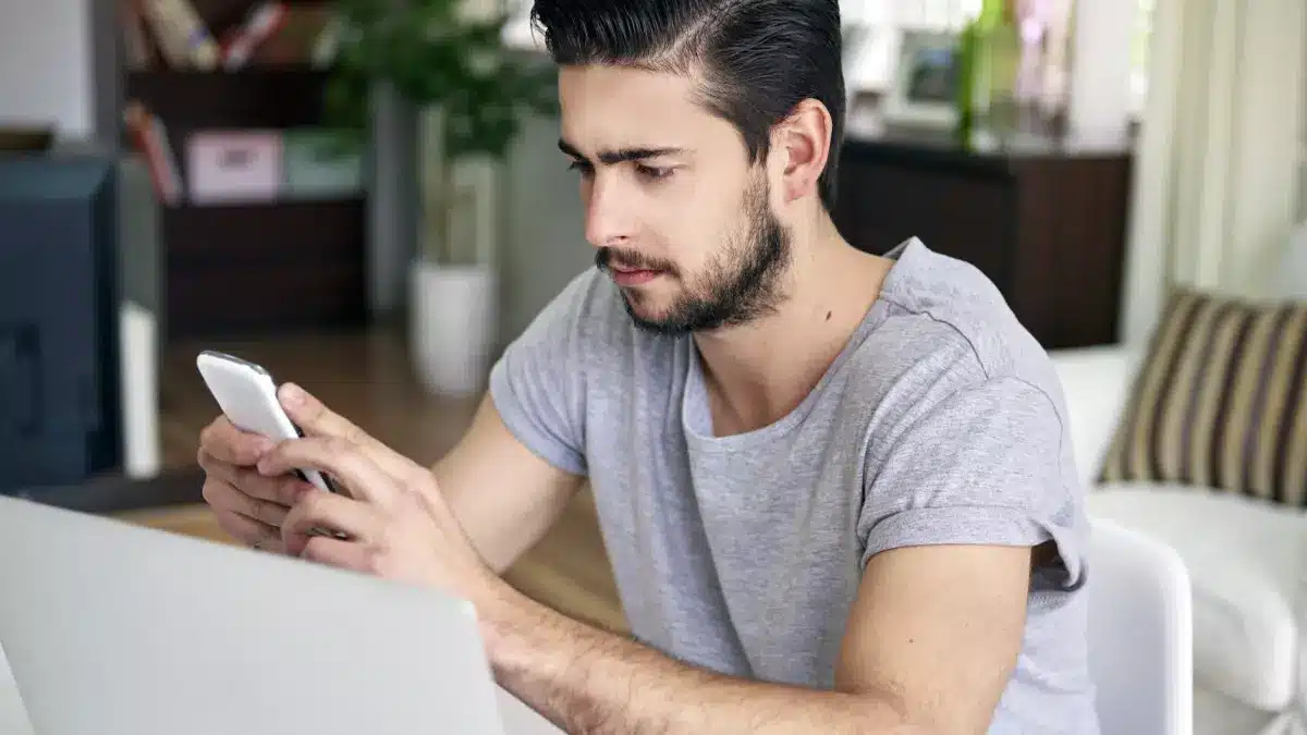Un mensaje de WhatsApp rechazando el llamamiento es considerado como baja voluntaria en el contrato fijo discontinuo