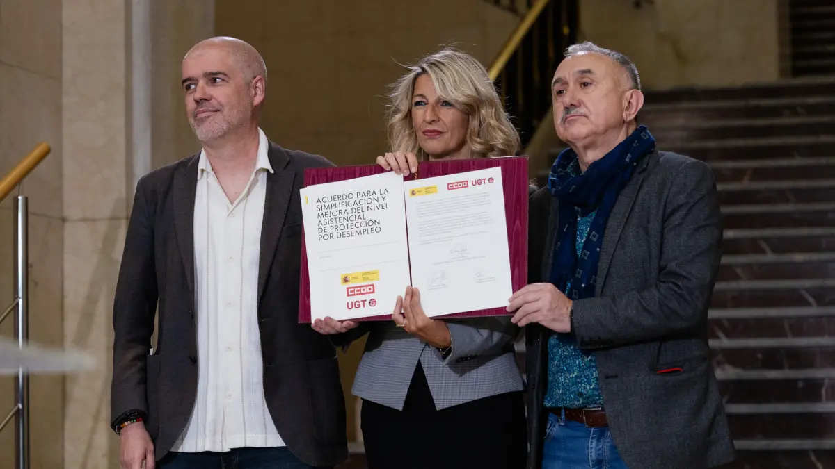 Ministra de Trabajo Yolanda Díaz y los sindicalistas Unai Sordo y Pepe Álvarez en la firma del acuerdo para la reforma del subsidio por desempleo