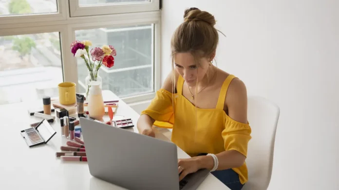 Mujer realizando teletrabajo