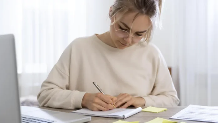 Opositora estudiando sus apuntes