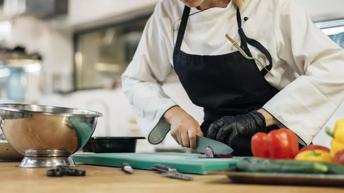 Deniegan la incapacidad permanente a una ayudante de cocina con dos dedos amputados.webp