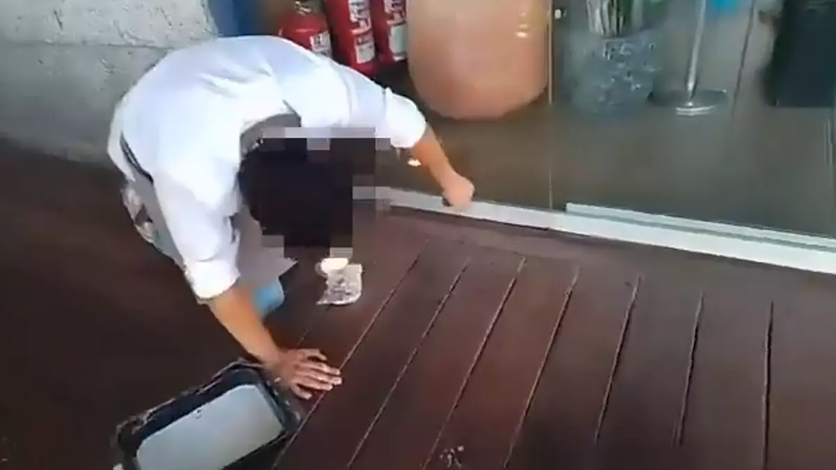 Vídeo de una humillación a una camarera que está limpiando