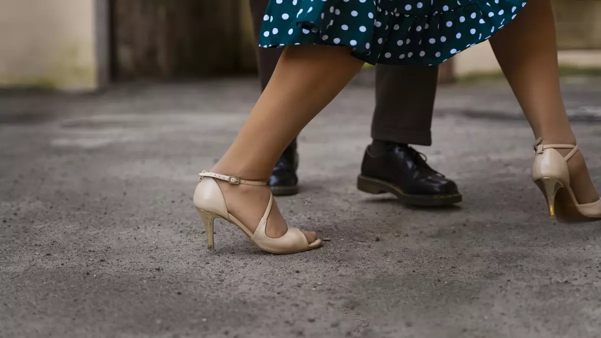 Trabajadora es despedida por sus videos bailando cuando estaba de baja por una operación de juanete