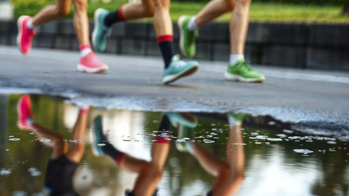 Un joven corre una maratón con el QR de su curriculum