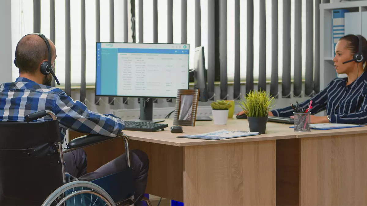 Un trabajador con discapacidad durante su jornada de trabajo