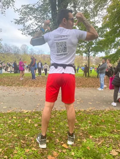 Vincent Dufour con su camiseta para la maratón que incluye el QR para su curriculum | EmpleoJob Vincent Dufour con su camiseta para la maratón que incluye el QR para su curriculum