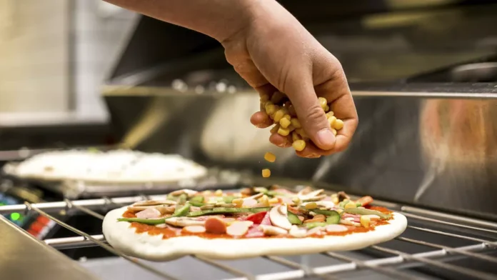 Despedido un trabajador de pizzería por falsear el registro horario y comer pizza de la competencia en el local