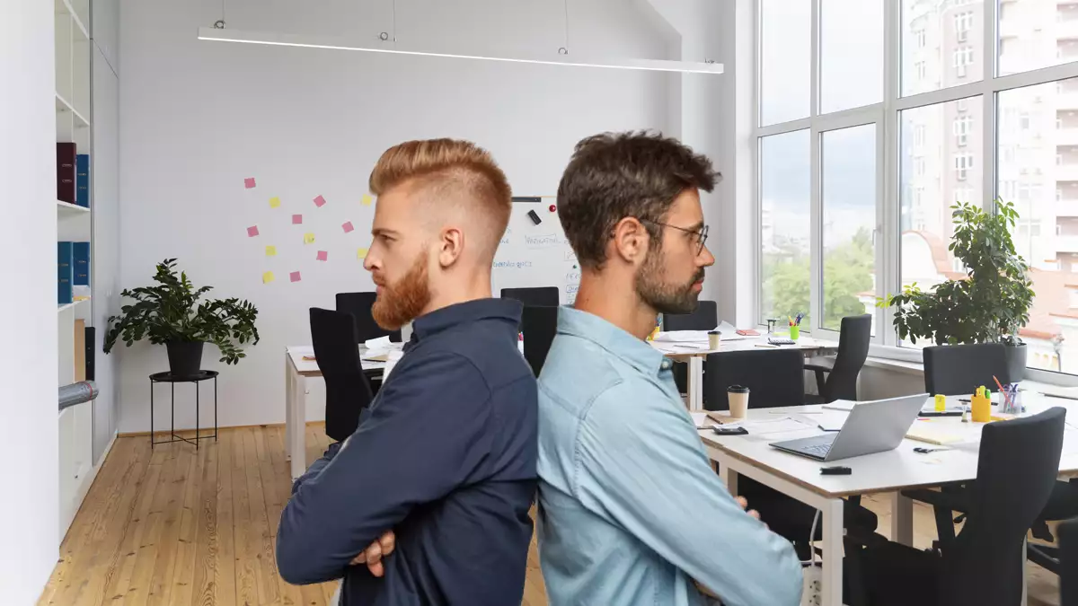 ¿Me puedo negar a trabajar con un compañero de trabajo?