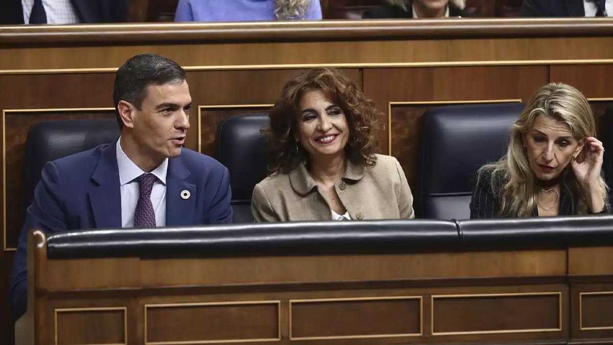 El presidente del Gobierno, Pedro Sánchez, junto a la Vicepresidenta primera y ministra de Hacienda, María Jesús Montero, y a la vicepresidenta segunda y ministra de Trabajo y Economía Social, Yolanda Díaz, en el Congreso de los Diputados.