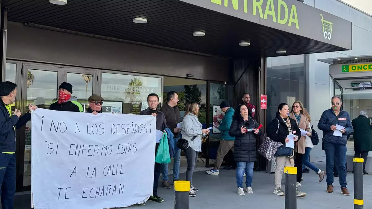 Manifestación family cash Chiclana por el despido de tres trabajadores estando de baja