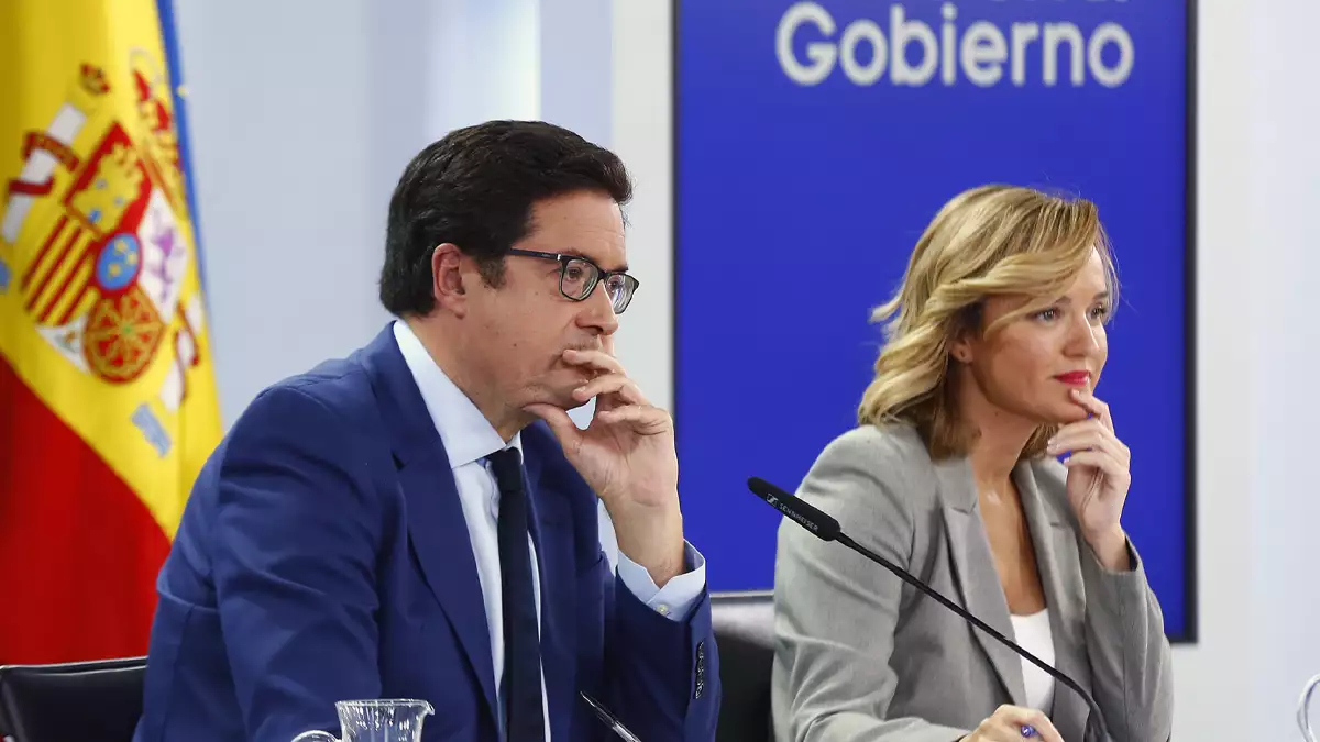 El ministro para la Transformación Digital y de la Función Pública, Óscar López, y la ministra de Educación, Formación Profesional y Deportes y portavoz del Gobierno, Pilar Alegría