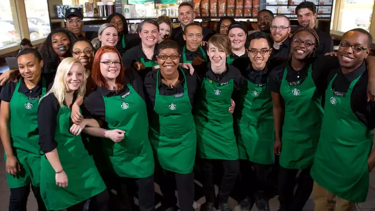 Trabajadores con el uniforme de Starbucks