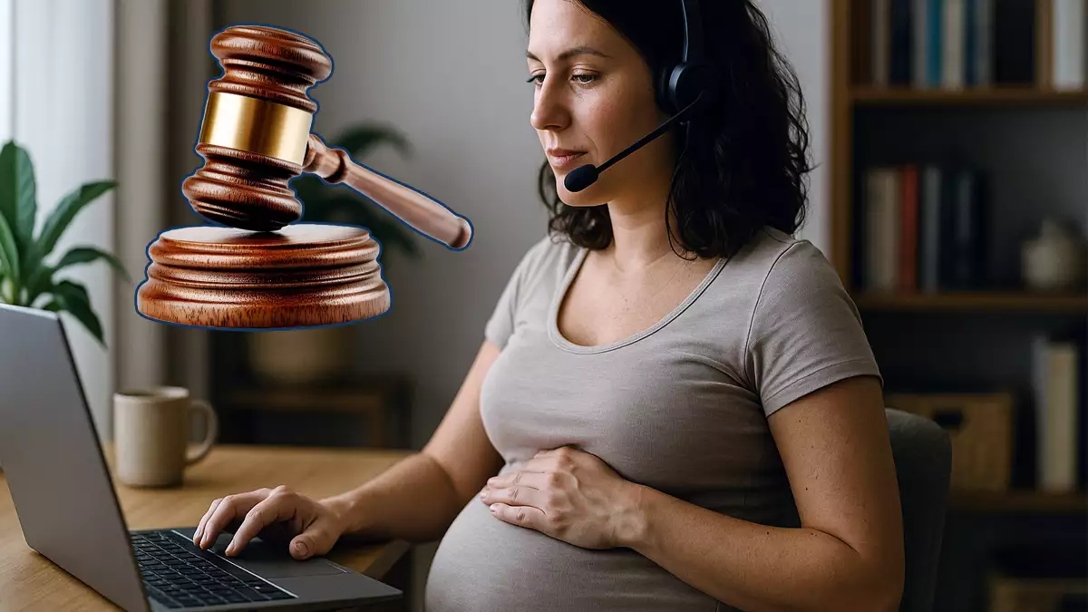 Trabajadora embarazada teletrabajando como teleoperadora generada con IA