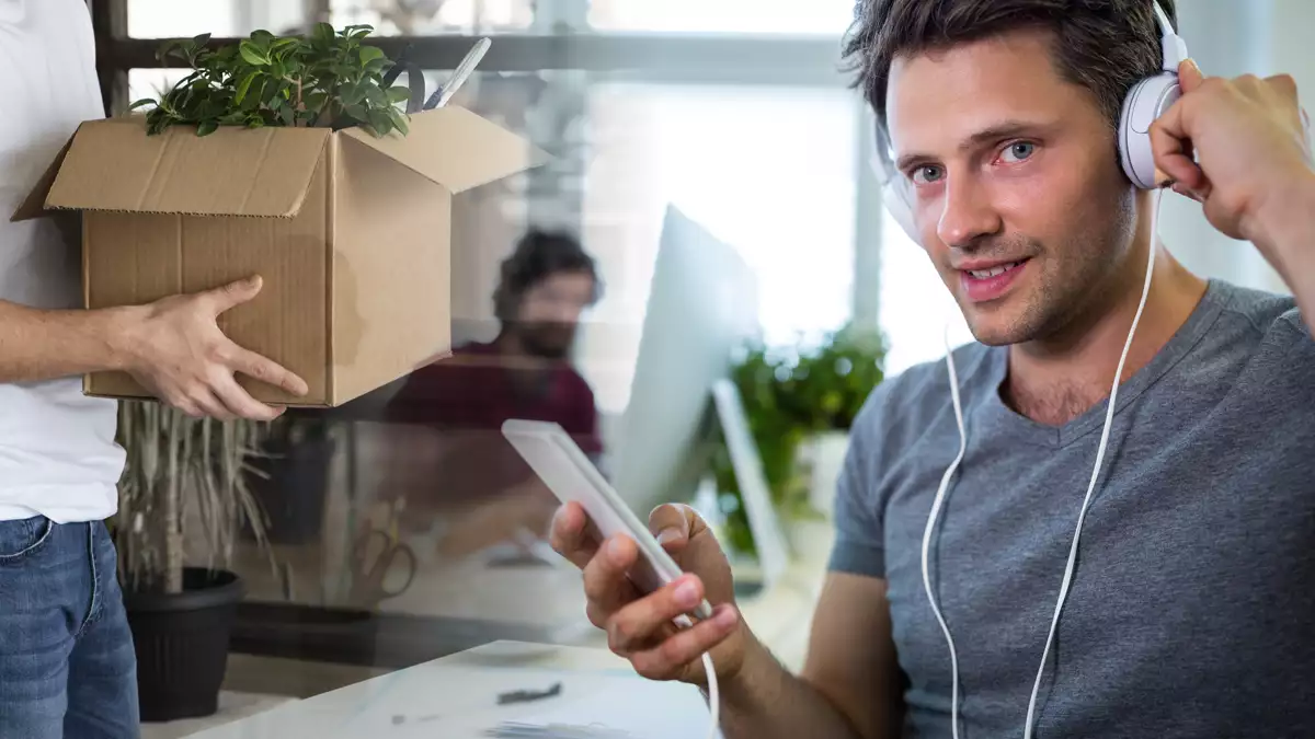 Te pueden despedir por escuchar música con los auriculares en el trabajo