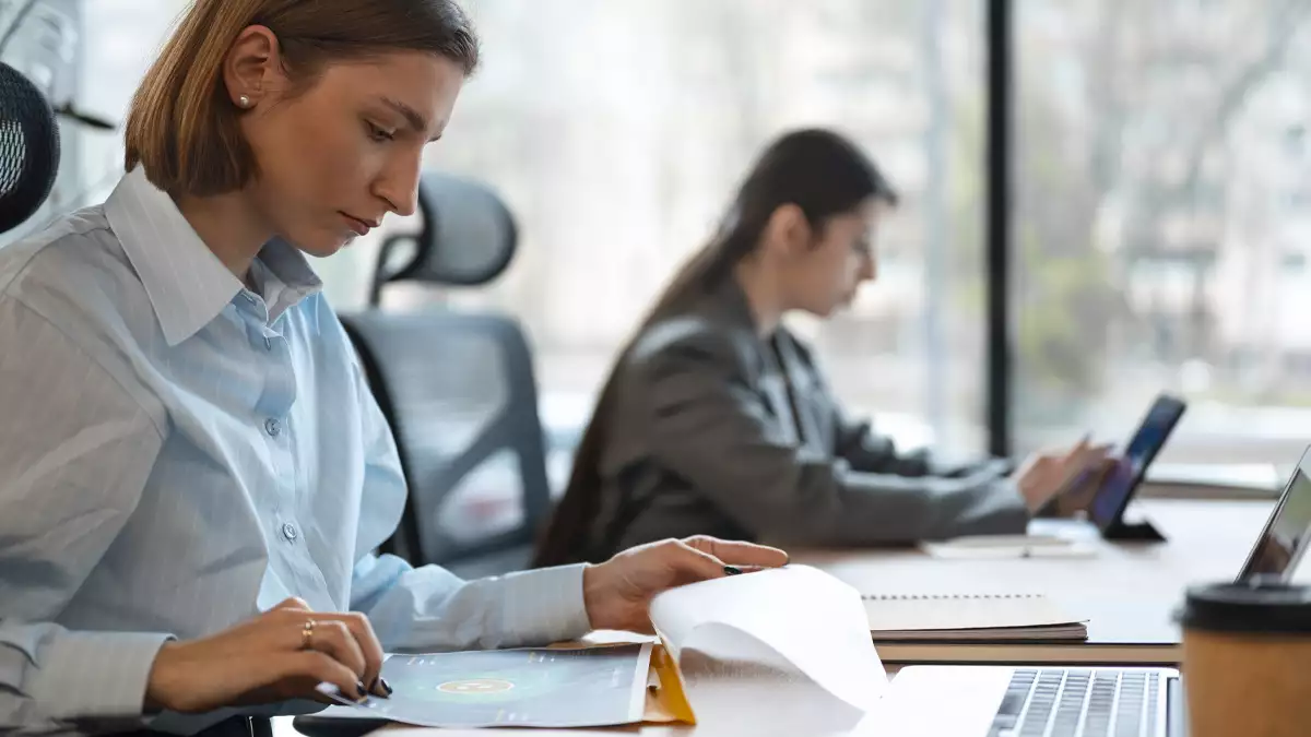 Administrativa trabajando