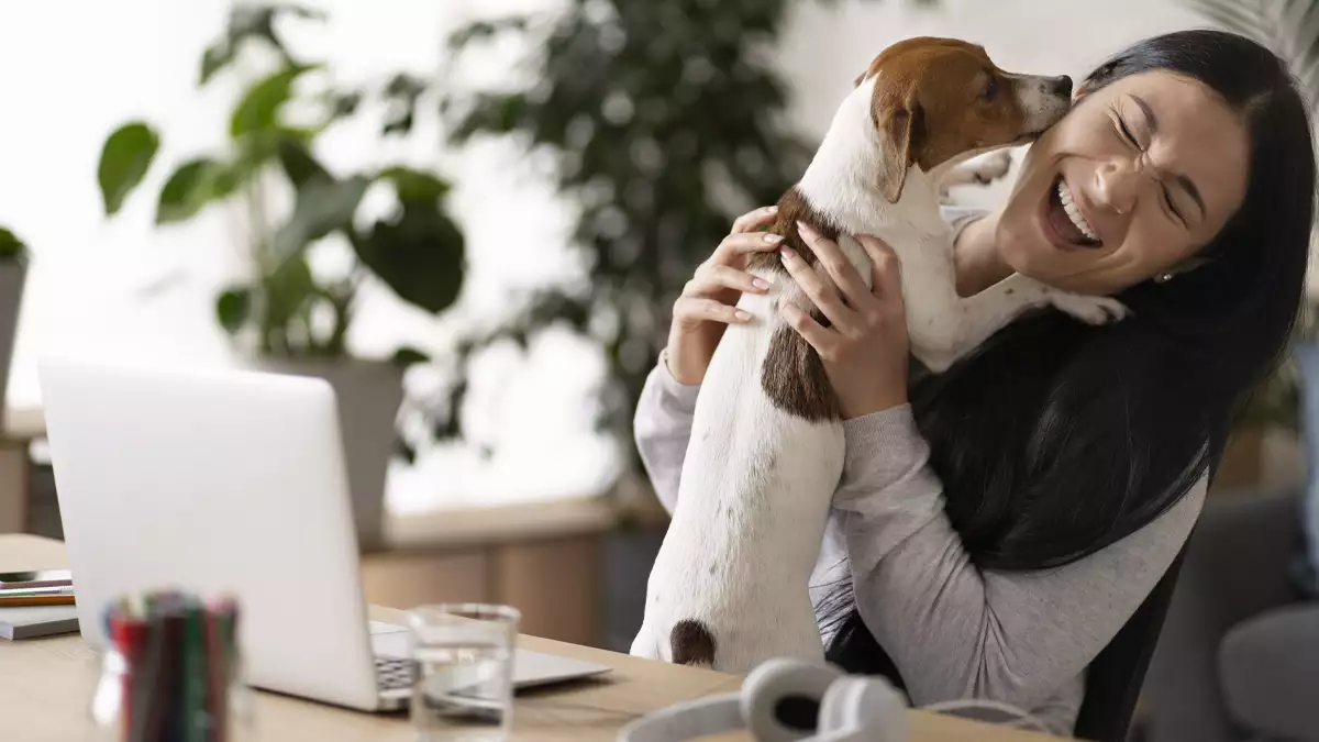 Trabajadora con su mascota | Foto: Freepik