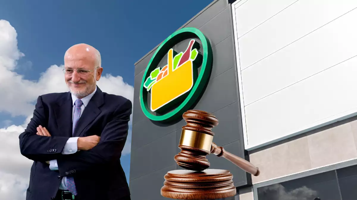 Juan Roig frente a un supermercado Mercadona con un mazo de justicia, en referencia a las sentencias laborales contra la empresa.