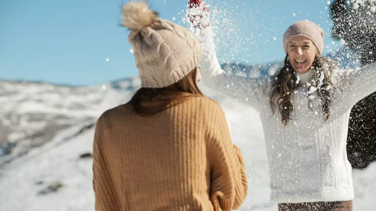 Trabajadora con su familia divirtiéndose durante las vacaciones de Navidad