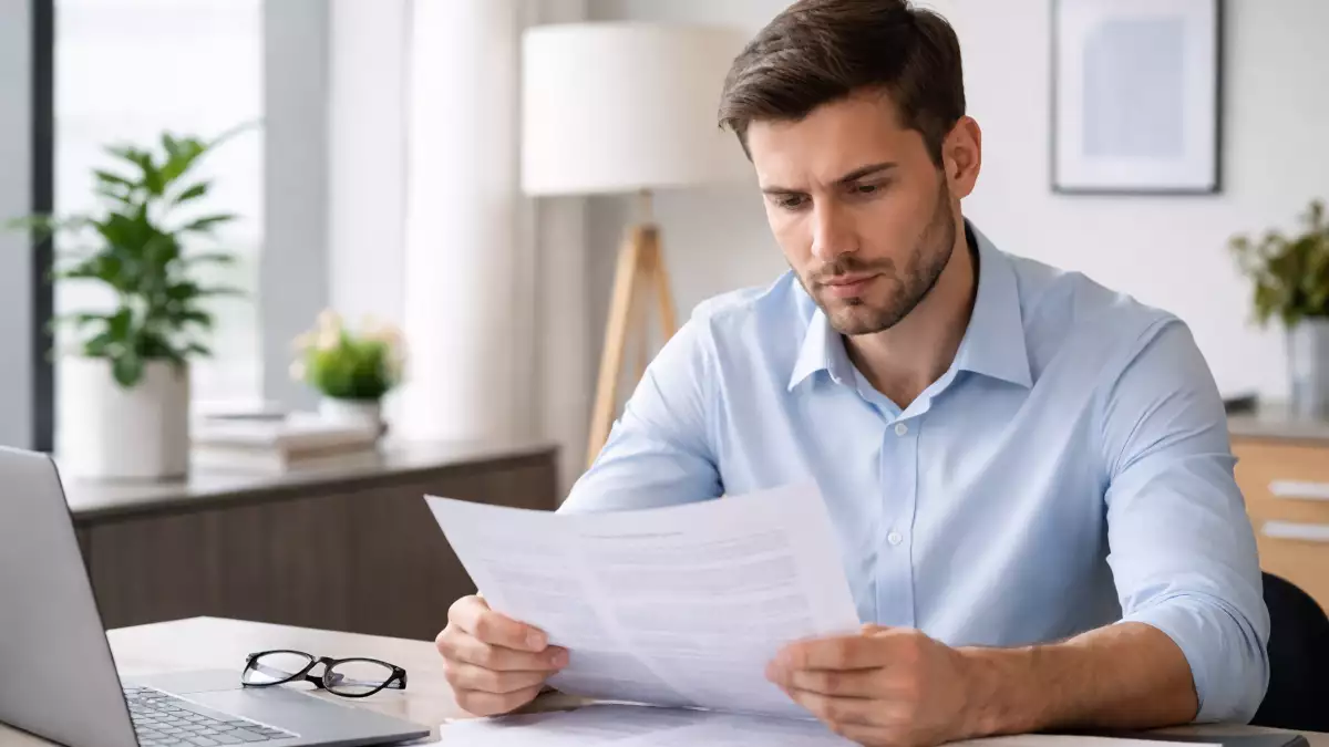 Trabajador revisando un contrato laboral tras no superar el periodo de prueba