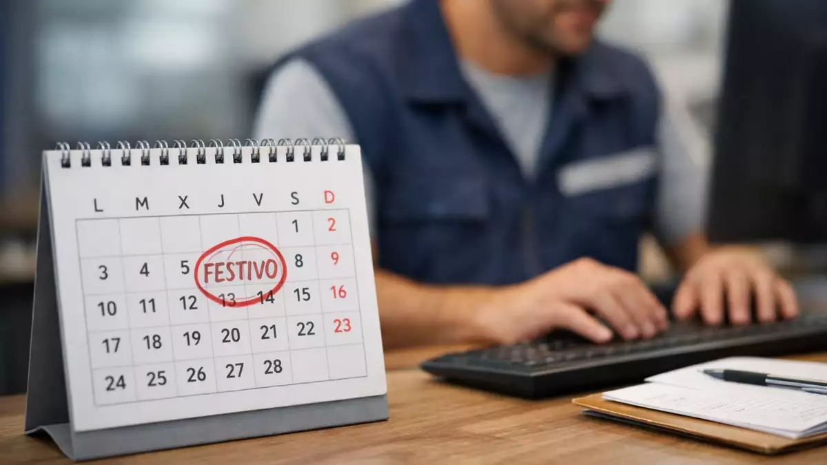 Trabajador trabajando en un día festivo marcado en el calendario laboral