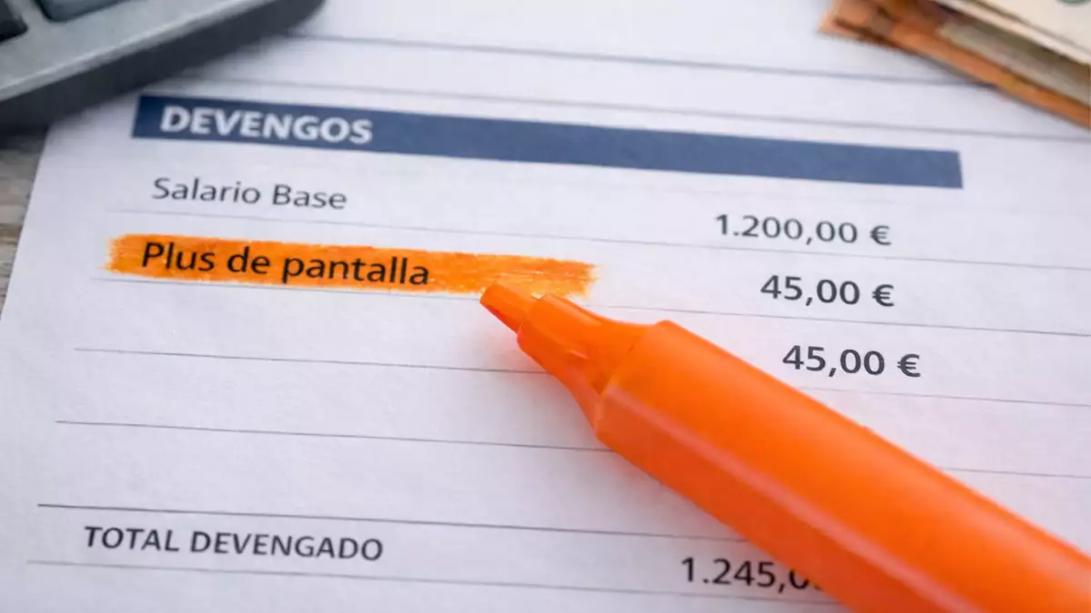 Ejemplo de nómina con el plus de pantalla reflejado en los devengos y su impacto en el total mensual