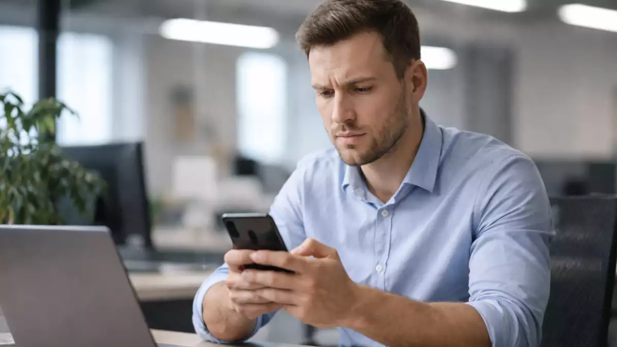 Trabajador utilizando su teléfono móvil personal como herramienta de trabajo
