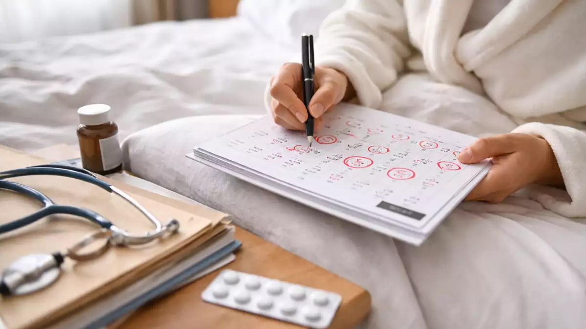 Trabajador de baja médica marcando días en un calendario mientras revisa documentación laboral
