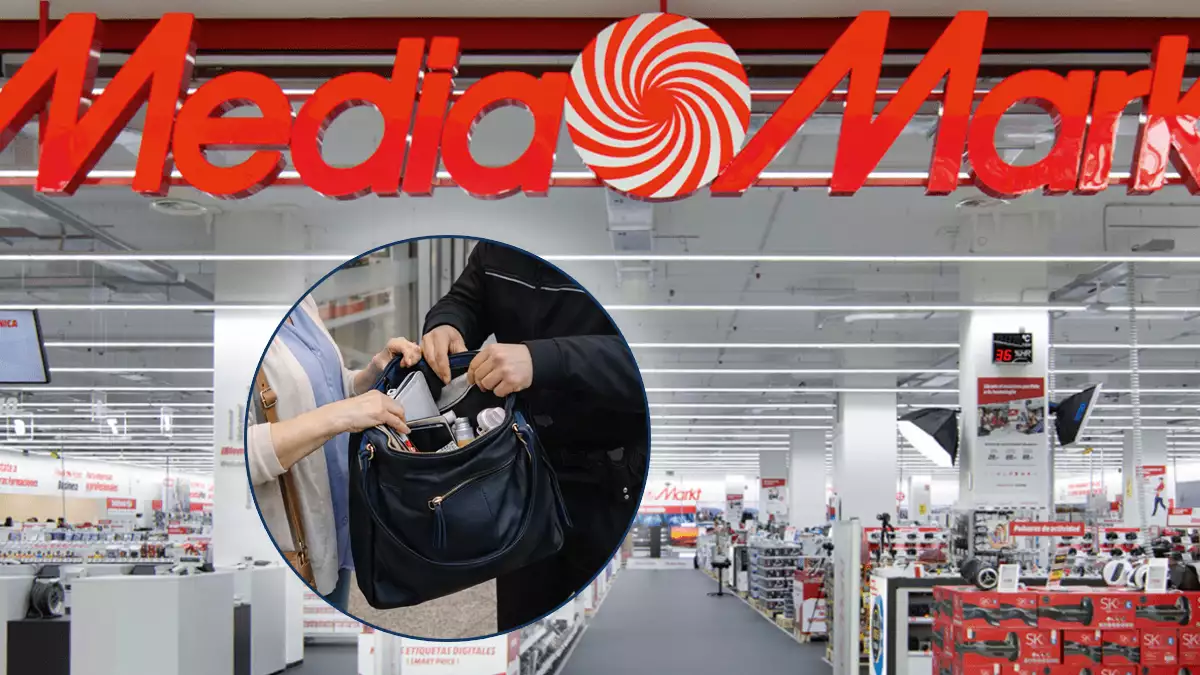 Entrada a una tienda de MediaMarkt con una imagen de un registro de bolso