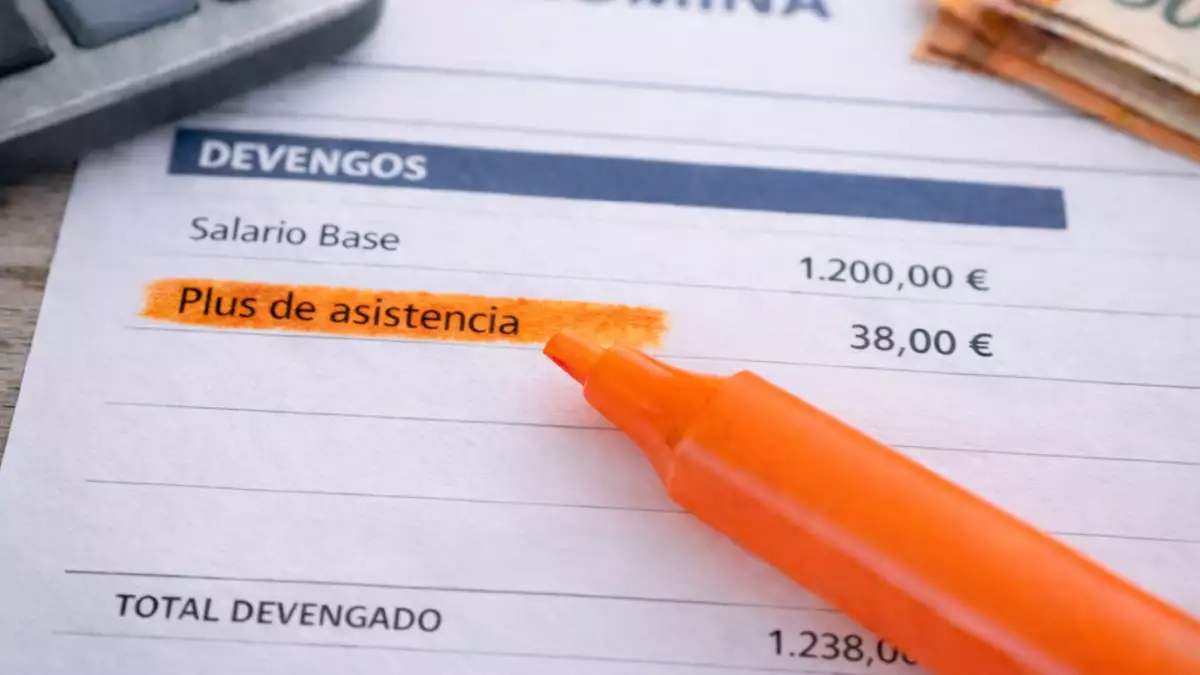 Nómina con plus de asistencia de 38 euros reflejado en los devengos
