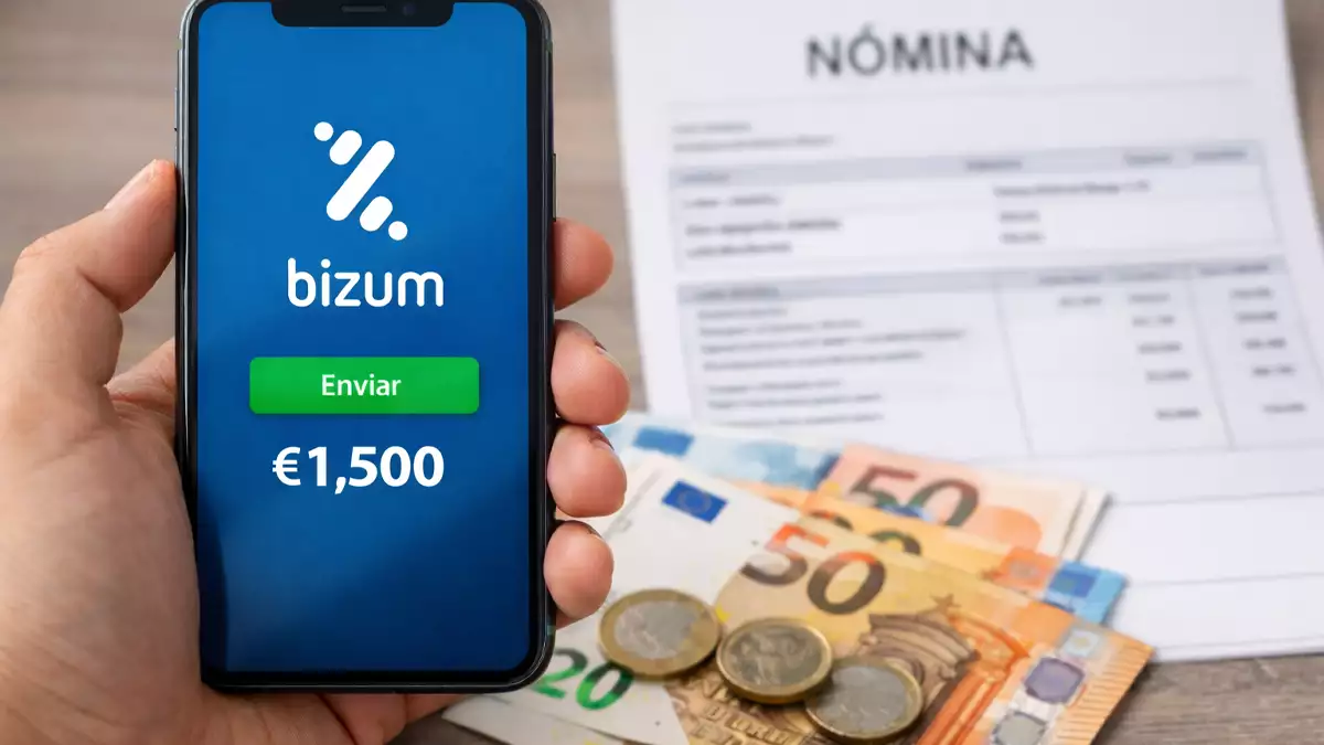 Pago del salario por Bizum desde el móvil junto a una nómina