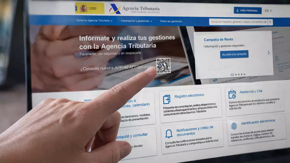 Trabajador en la web de la Agencia Tributaria para aplicarse la deducción por rendimientos del trabajo