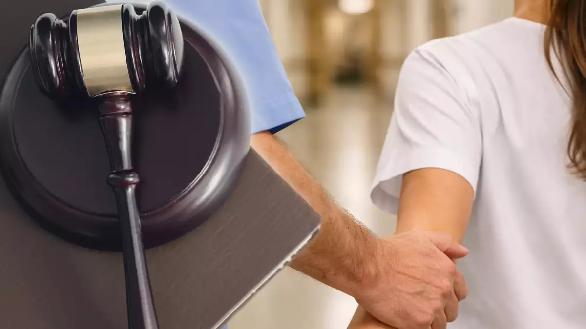 El trabajador agarró de la mano a la trabajadora en prácticas y le soltó un comentario