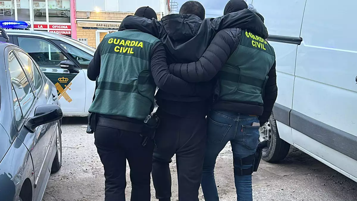 Guardia Civil traslada a uno de los trabajadores liberados de la red de explotación laboral que obligaba a trabajar hasta 14 horas al día en La Rioja